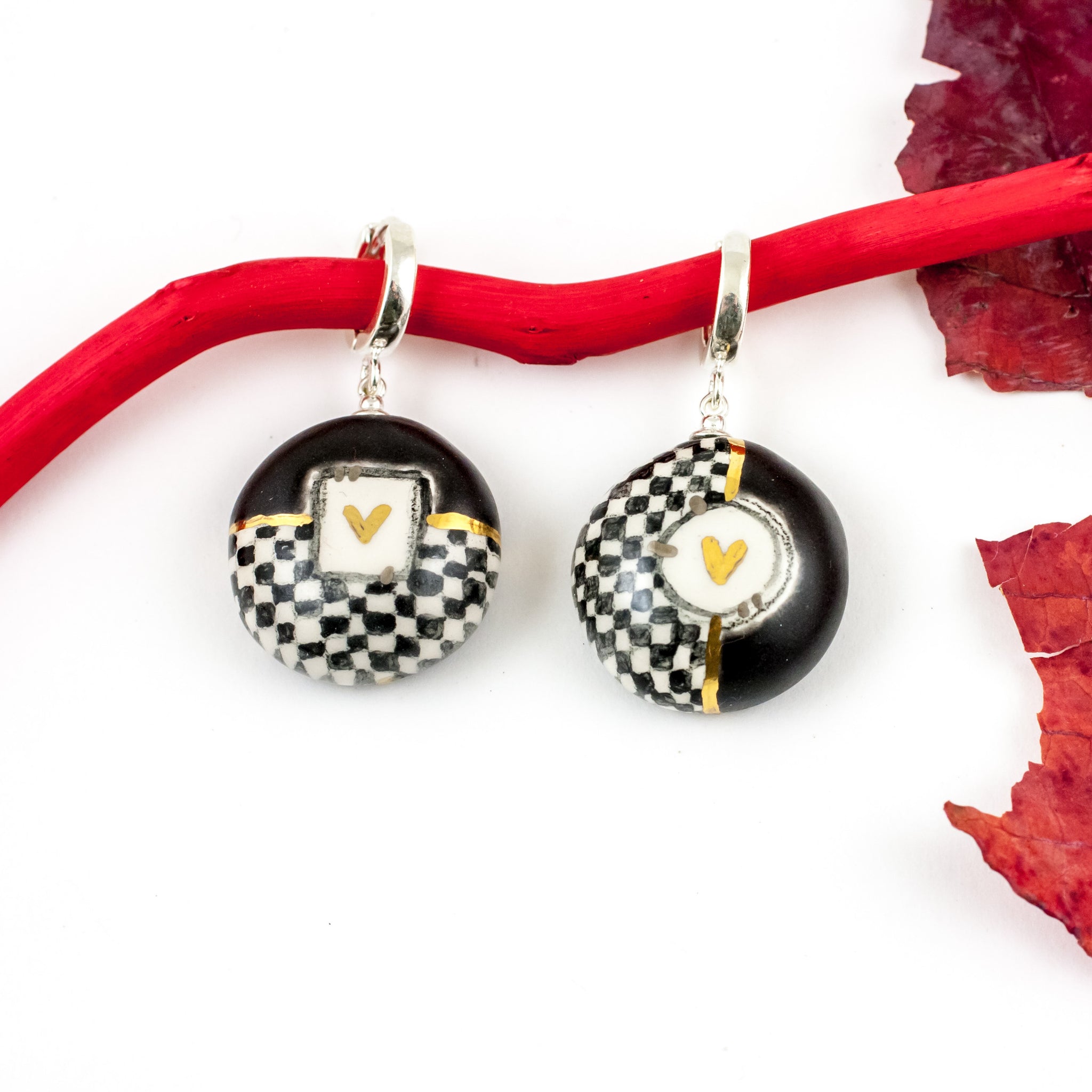 Round checked dangle earrings with hearts