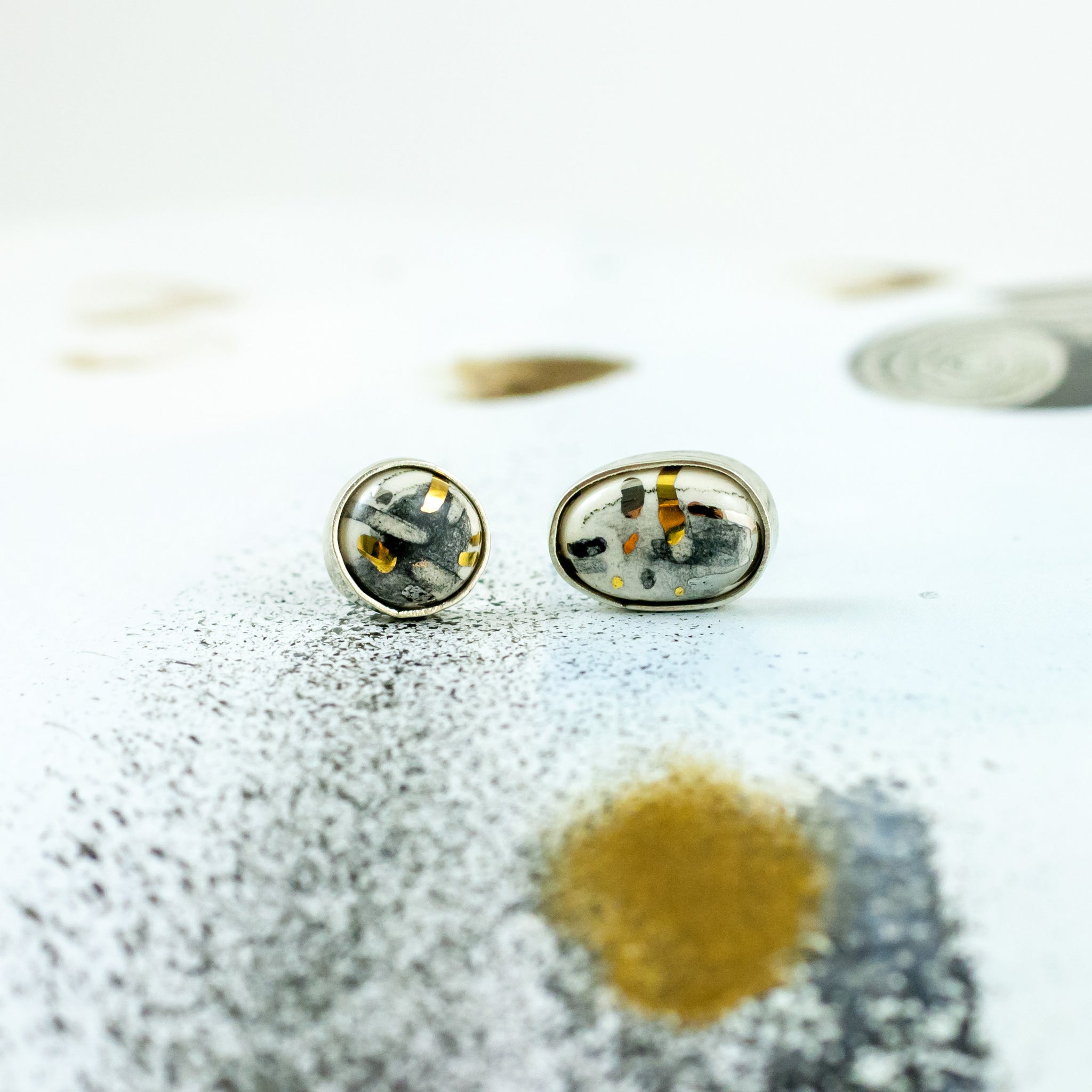 ABSTRACT White mismatched mini earrings