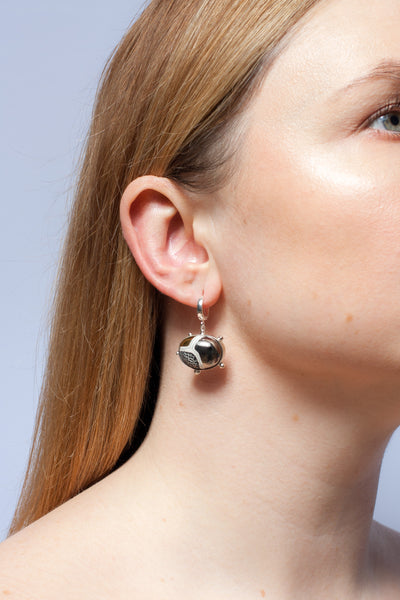 Dangle earrings with platinum and gold lusters