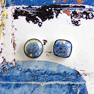 Mėlynos spalvos sidabriniai auskarai su aukso blizgesio taškeliais