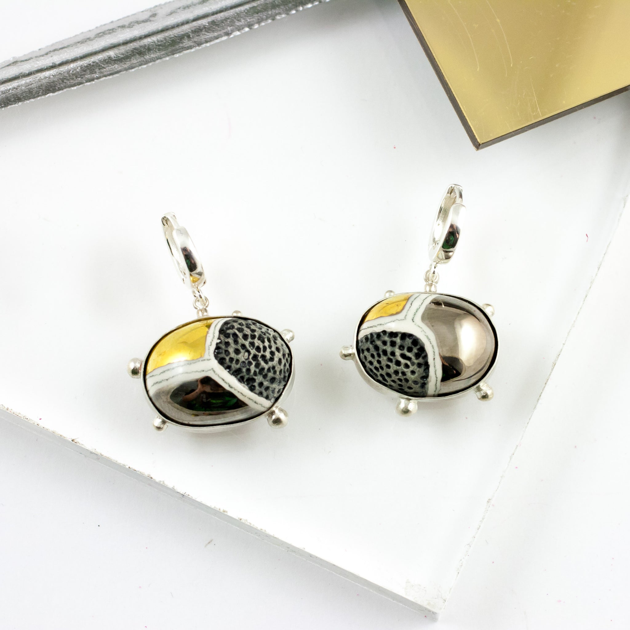 Dangle earrings with platinum and gold lusters