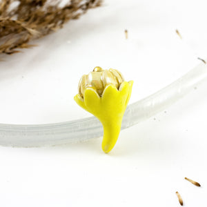 Geltonos spalvos gėlės pumpuro formos sagė