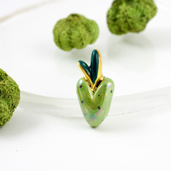 Spilgti zaļa sirds formas broša ar zelta kroni