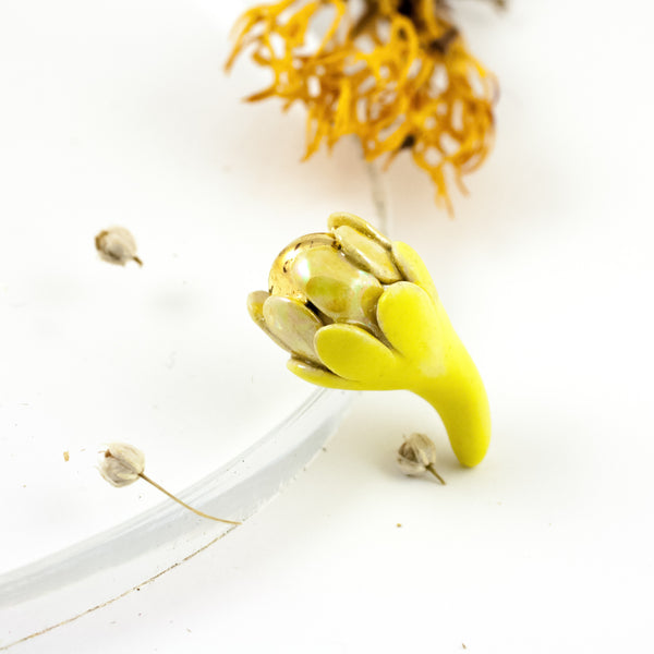 Geltonos spalvos gėlės pumpuro formos sagė su perlų blizgesiu