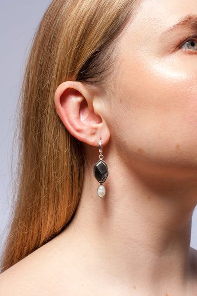 DROPS long mismatched dangle earrings with a freshwater pearl