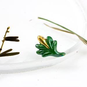 Zaļa broša ar pērļu spīdumu un zelta spīdumu