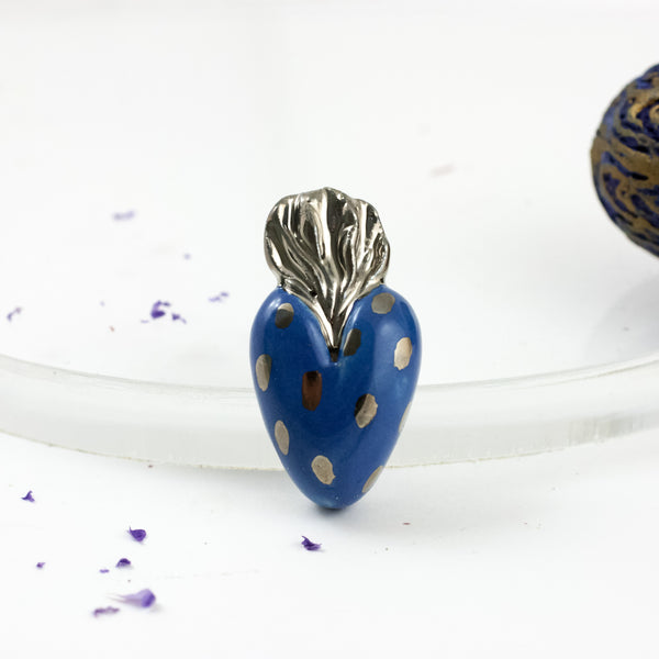 Blue heart-shaped brooch with a platinum luster crown