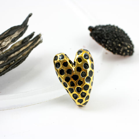 Zelta krāsas sirds formas broša ar melniem punktiņiem