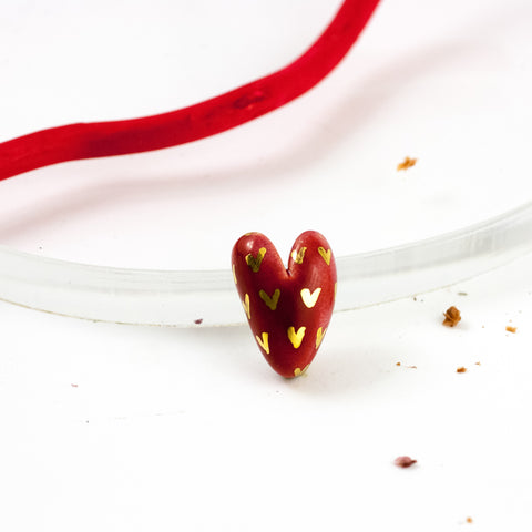 Tumši sarkana sirds formas broša ar mazām zelta sirsniņām