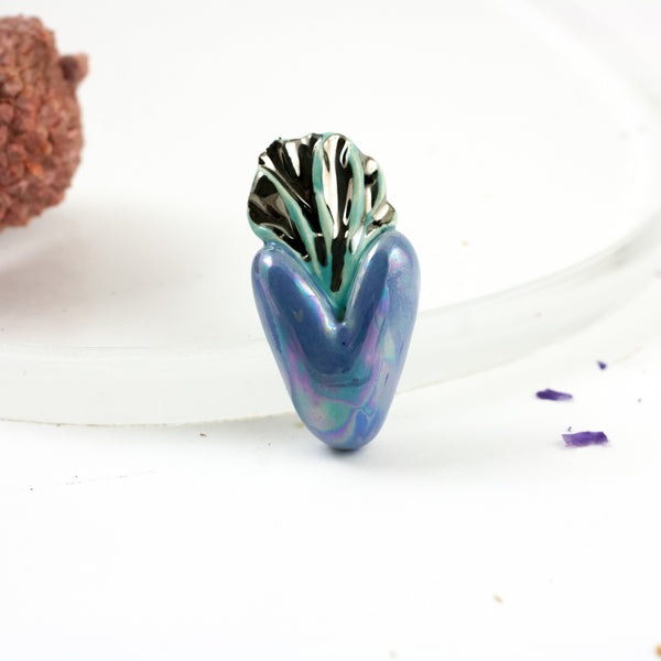 Zila sirds formas broša ar platīna spīduma kroņu