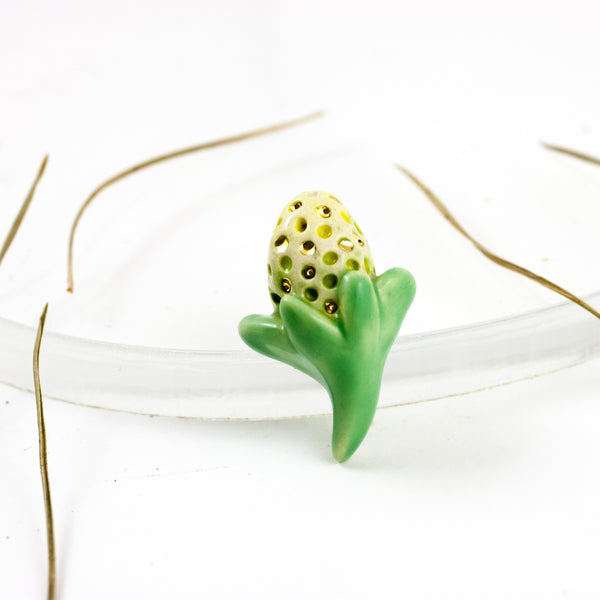 Zaļa un dzeltena ziedu pumpuru broša ar punktiņiem