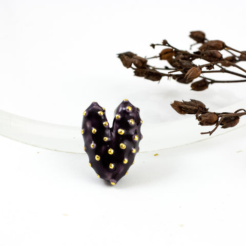 Melna sirds formas broša ar zelta punktiņu dekoru