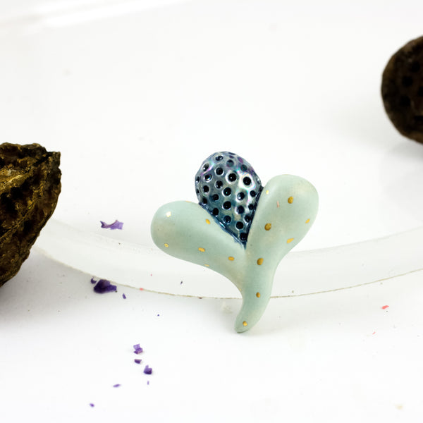 Piparmētru un zilu ziedu pumpuru formas keramikas broša ar zelta punktiņiem