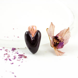 Violetinė širdelės formos sagė su rožine gėle