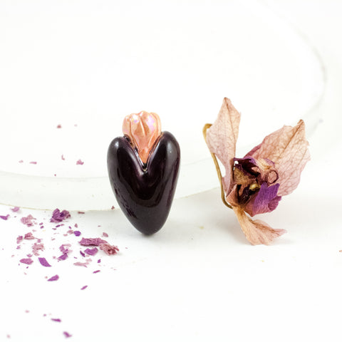 Violeta sirds formas broša ar rozā ziedu