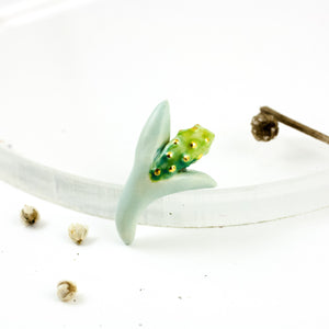 Piparmētru un zaļa ziedu pumpuru formas broša ar zelta punktiņiem