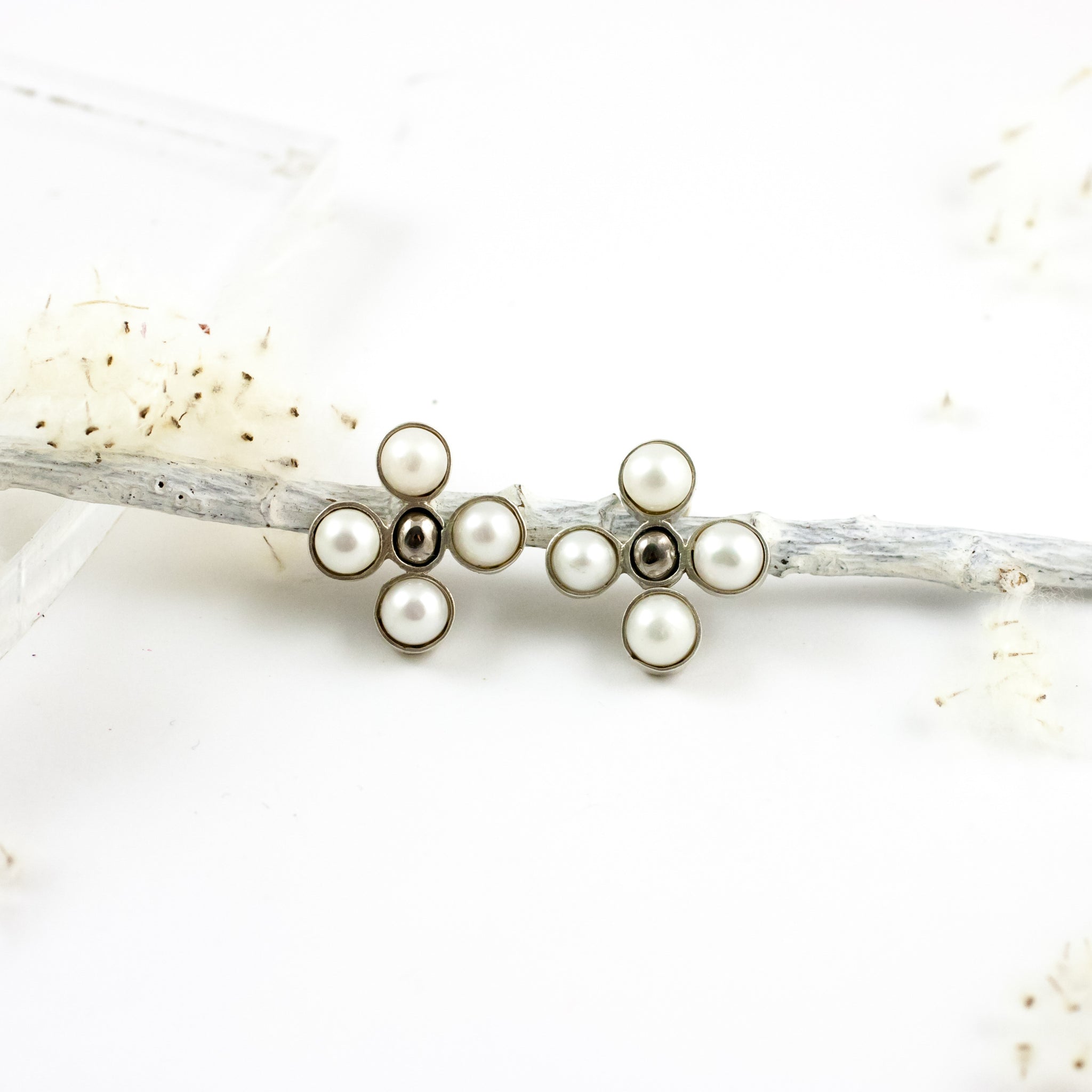 Freshwater pearl earrings with ceramics