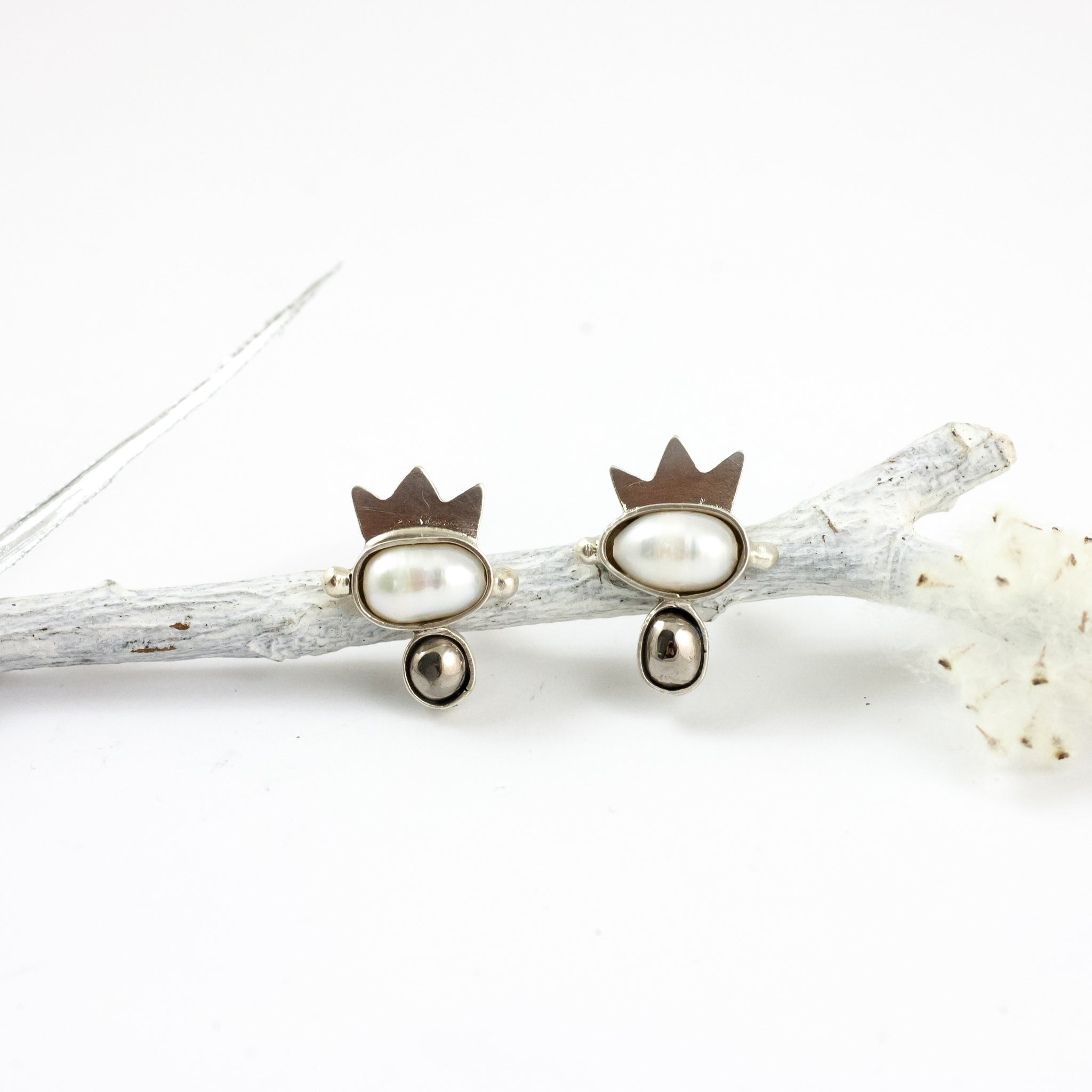 Crowned silver stud earrings with freshwater pearls and ceramics