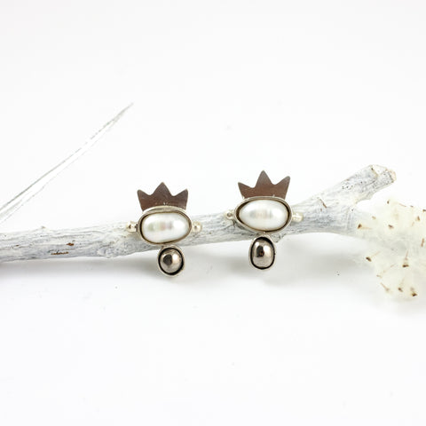 Crowned silver stud earrings with freshwater pearls and ceramics
