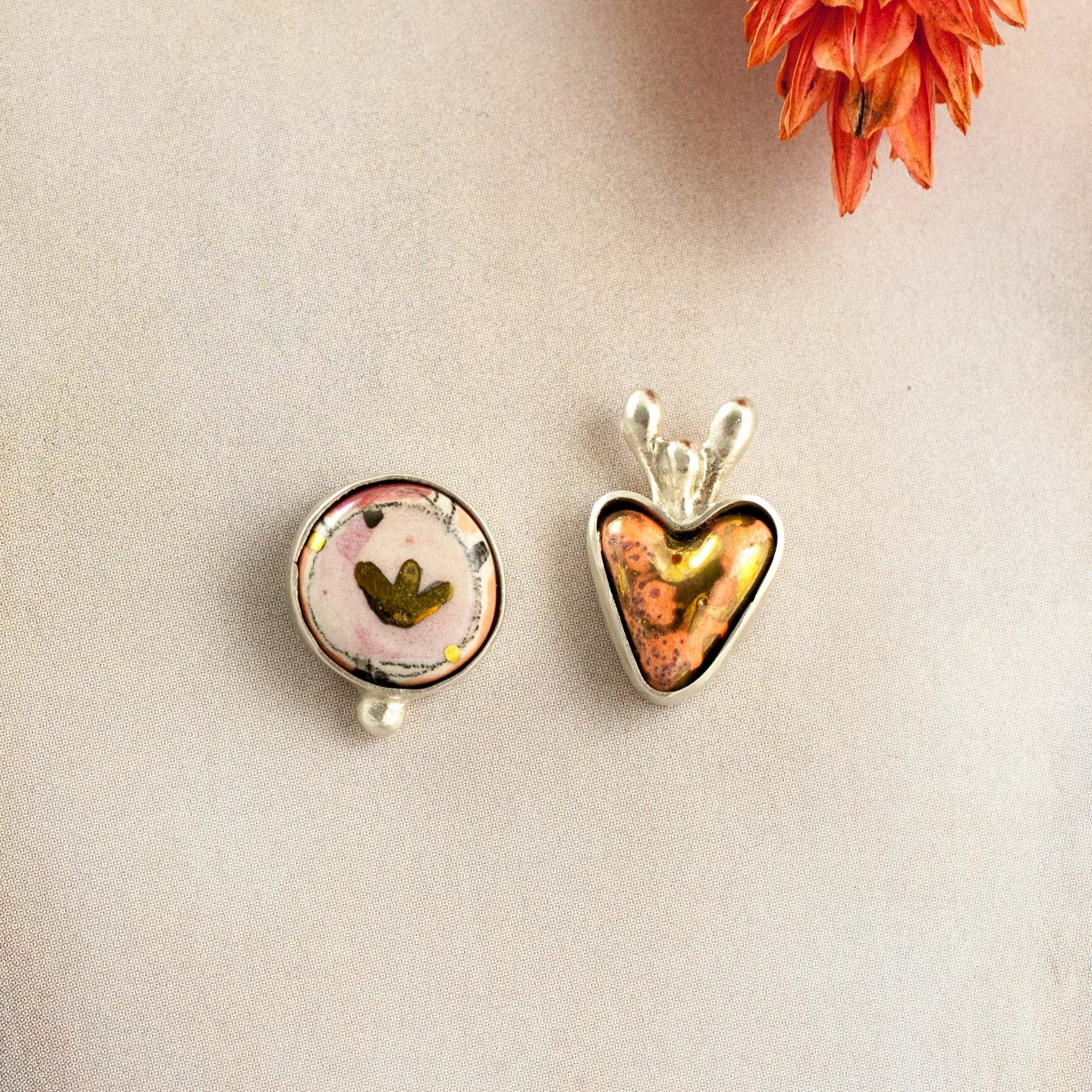 Gold and pink color silver earrings in shape of a heart