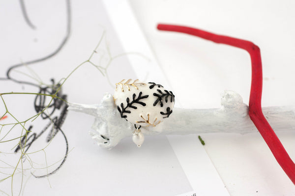 balta augaliniais motyvais dekoruota sagė su perlu